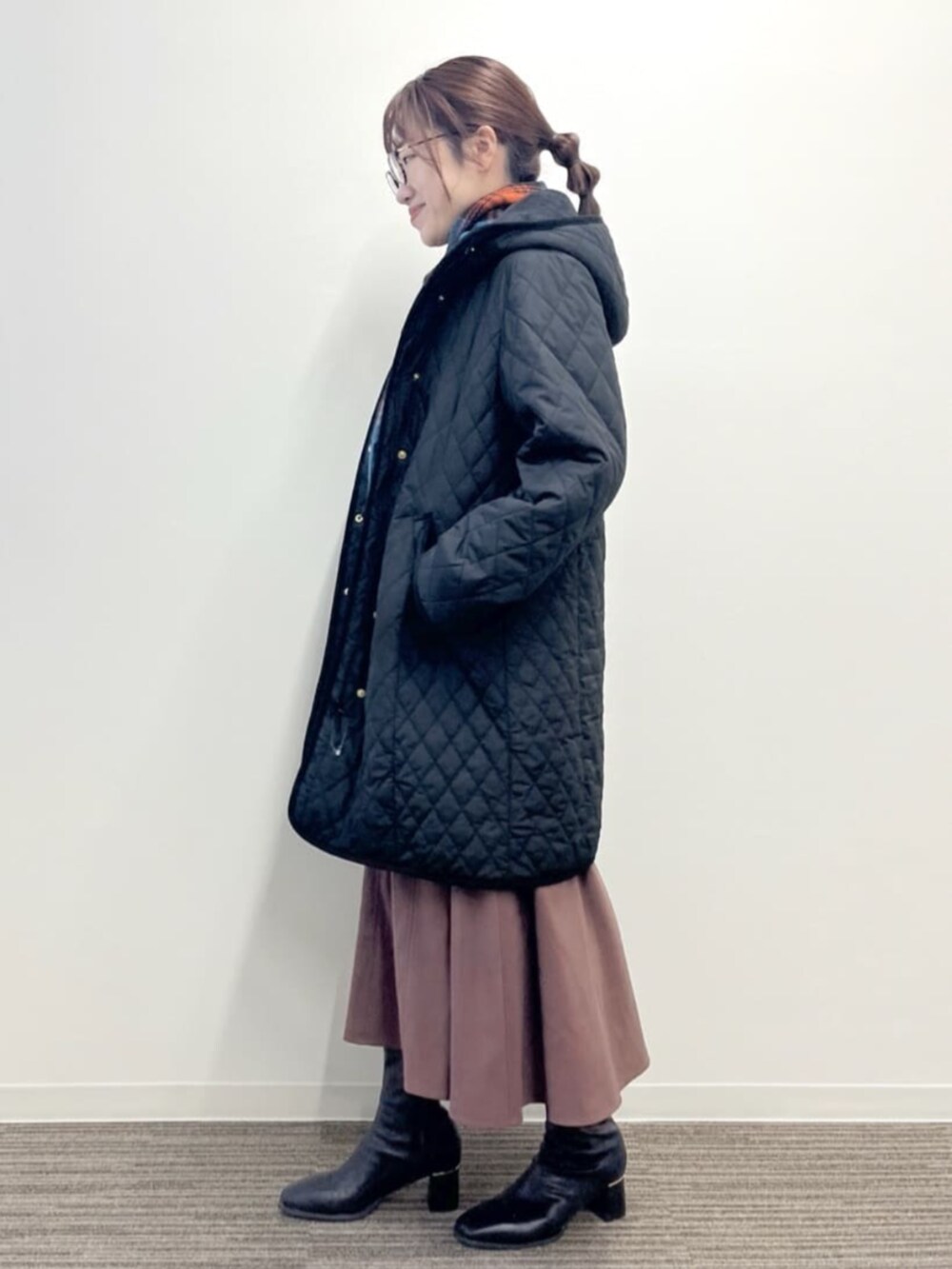 ブラック系のその他アウター、ブルー系のニット/セーター、ブラウン系のスカートを着用したレディースの冬コーディネートの2枚目の写真