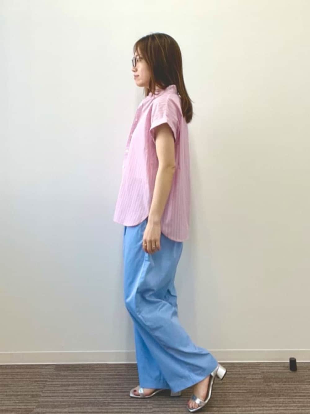 ピンク系のシャツ/ブラウスを着用したレディースの夏コーディネートの3枚目の写真