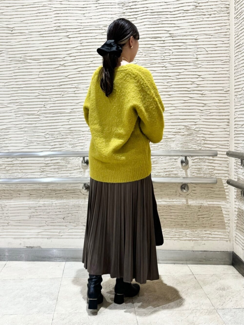 「ニットカーディガン、プリーツスカート、秋カラー、休日スタイル、大人かわいい」｜「ITS'DEMOの【ふわふわ／アウター代わりに／マシンウォッシャブル】起毛Vネックカーディガン（カーディガン/ボレロ、イエロー系）」を使った、ITS'DEMOスタッフさん（レディース・165cm）の秋コーディネートの4枚目の写真
