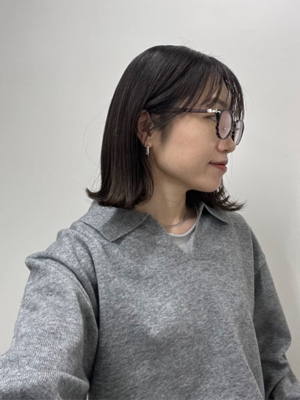 グレー系のニット/セーターを着用したレディースの冬コーディネートの4枚目の写真