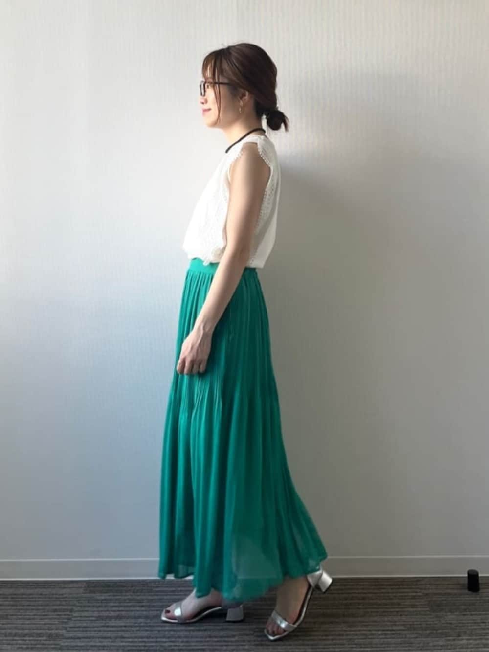 「ノースリーブ、夏ファッション、きれいめコーデ、プリーツスカート、涼しげコーデ、フェミニンコーデ、ITS'DEMO」｜「ITS'DEMOの【洗濯機OK】ショルダーレースプルオーバー（Tシャツ/カットソー、ホワイト系）」を使った、ITS'DEMOスタッフさん（レディース・156cm）の夏コーディネートの2枚目の写真