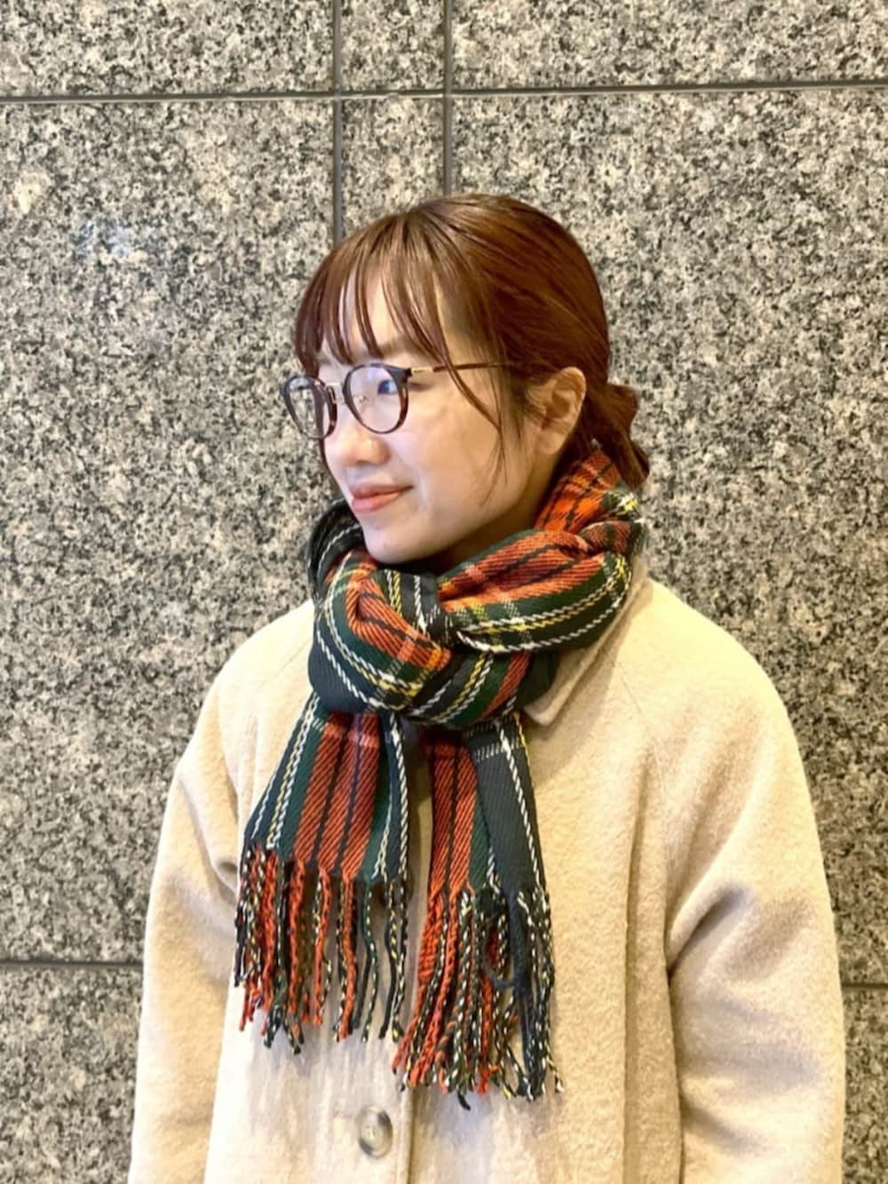 ブラック系のブーツ、ブラウン系のスカート、ベージュ系のステンカラーコートを着用したレディースの冬コーディネートの4枚目の写真