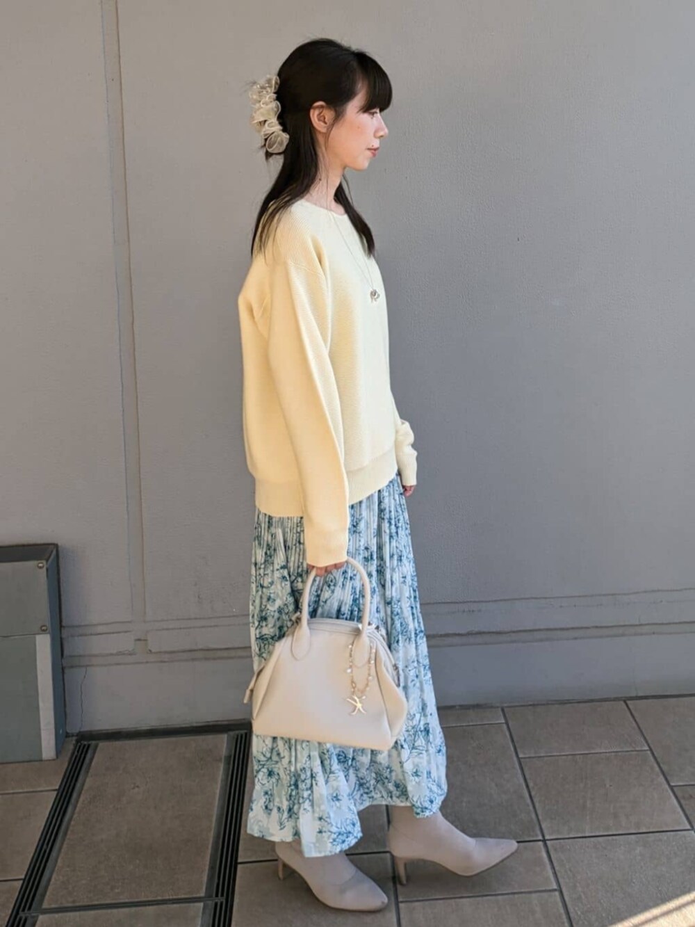 「春コーデ、春カラー、イエロー×グリーン、イエローニット、花柄スカート、フェミニンコーデ、ITSDEMO」｜「ITS'DEMOの【アンチピリング／マシンウォッシャブル】ガーター編みニット（ニット/セーター、イエロー系）」を使った、ITS'DEMOスタッフさん（レディース・152cm）の春コーディネートの5枚目の写真