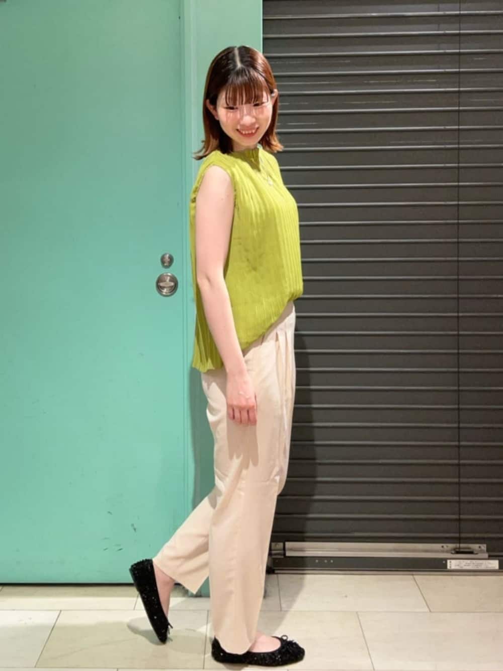 ブラック系のその他シューズ、イエロー系のシャツ/ブラウス、ベージュ系のその他パンツを着用したレディースの夏コーディネートの2枚目の写真