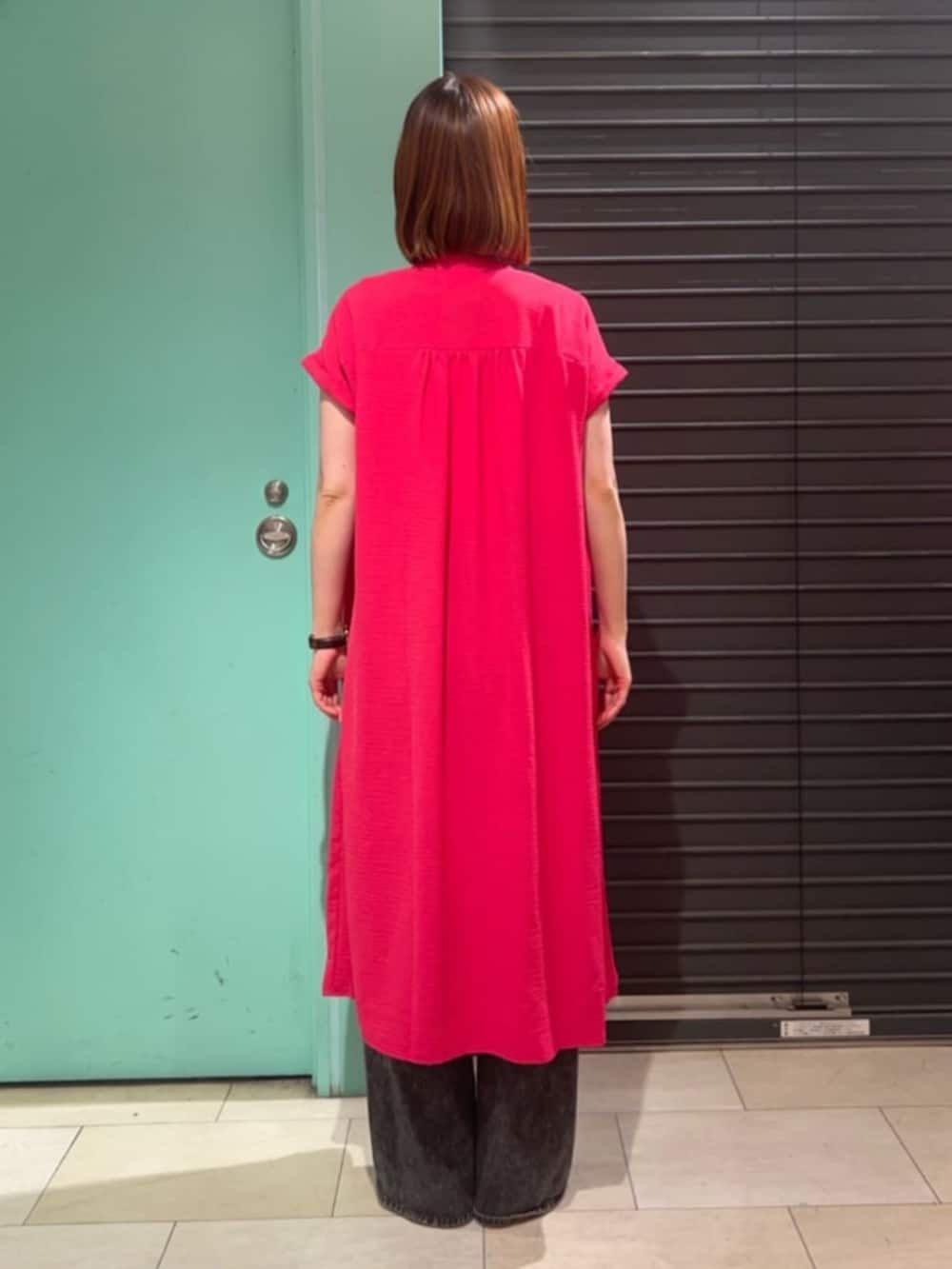 ピンク系のワンピースを着用したレディースの春コーディネートの3枚目の写真