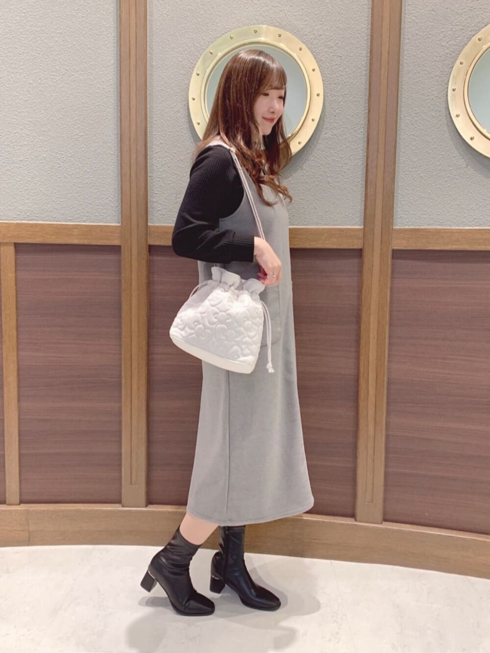「きれいめカジュアル、ワンピース、ジャンパースカート、モノトーン、メルトン、秋冬コーデ、キティちゃんコラボ」｜「ITS'DEMOの【履き心地柔らか／太めヒール／M・Lサイズ展開】ラインヒールブーツ（ブーツ、ブラック系）」を使った、ITS'DEMOスタッフさん（レディース・160cm）の秋コーディネートの2枚目の写真