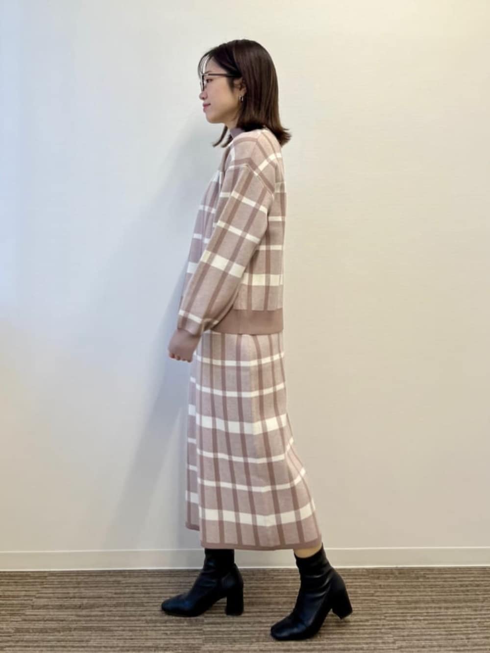 ベージュ系のセットアップを着用したレディースの冬コーディネートの3枚目の写真