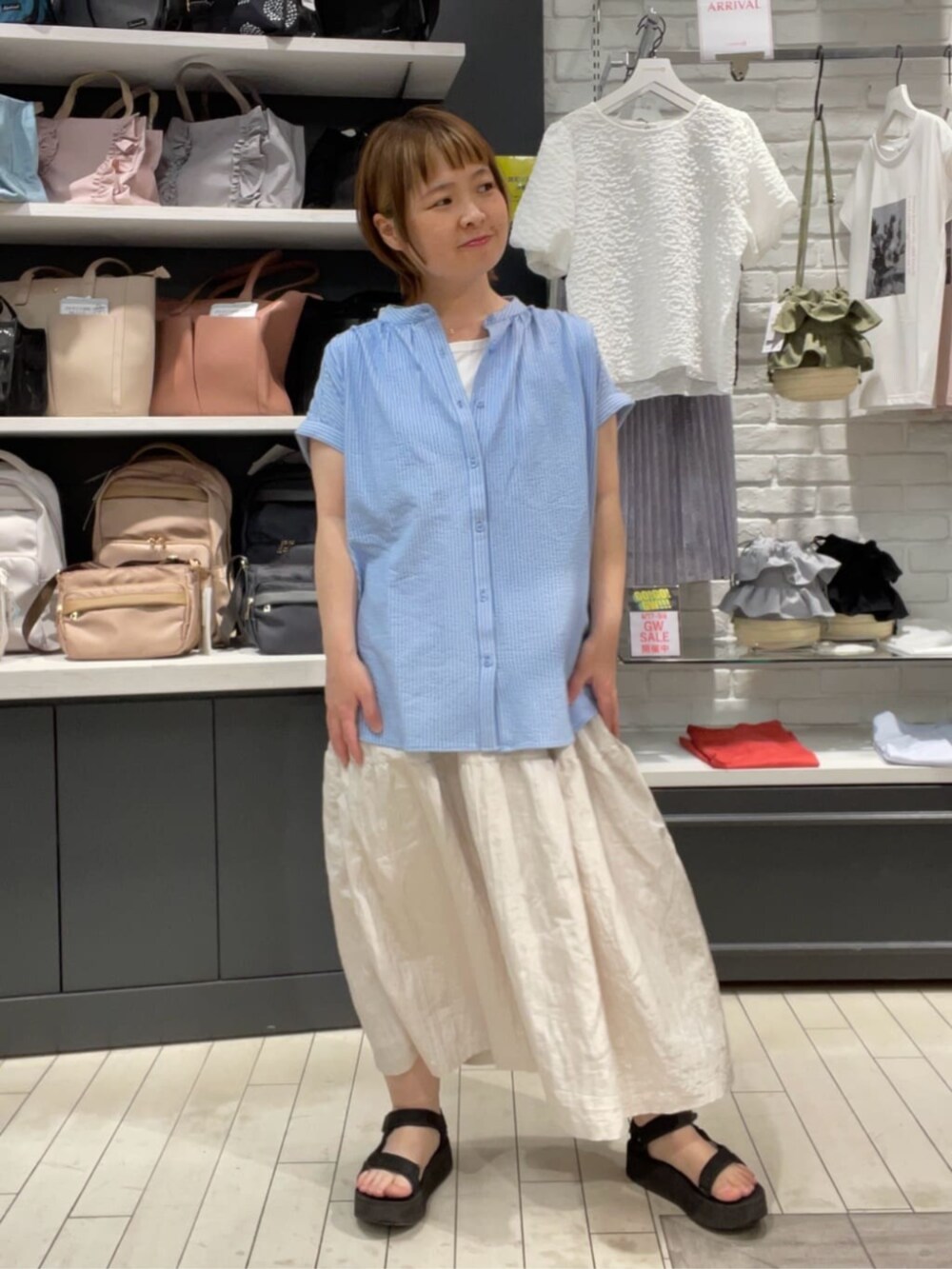 「夏コーデ、シャツスタイル、シャツコーデ、異素材ワンピース、サックスブルー×ホワイト、オトナカジュアル、大人カジュアル、150cm台コーデ、ITS'DEMO」｜「ITS'DEMOの【洗濯機OK／洗濯後しわになりにくい】カットサッカー前開きプルオーバー（シャツ/ブラウス、ブルー系）」を使った、ITS'DEMOスタッフさん（レディース・153cm）の夏コーディネートの3枚目の写真