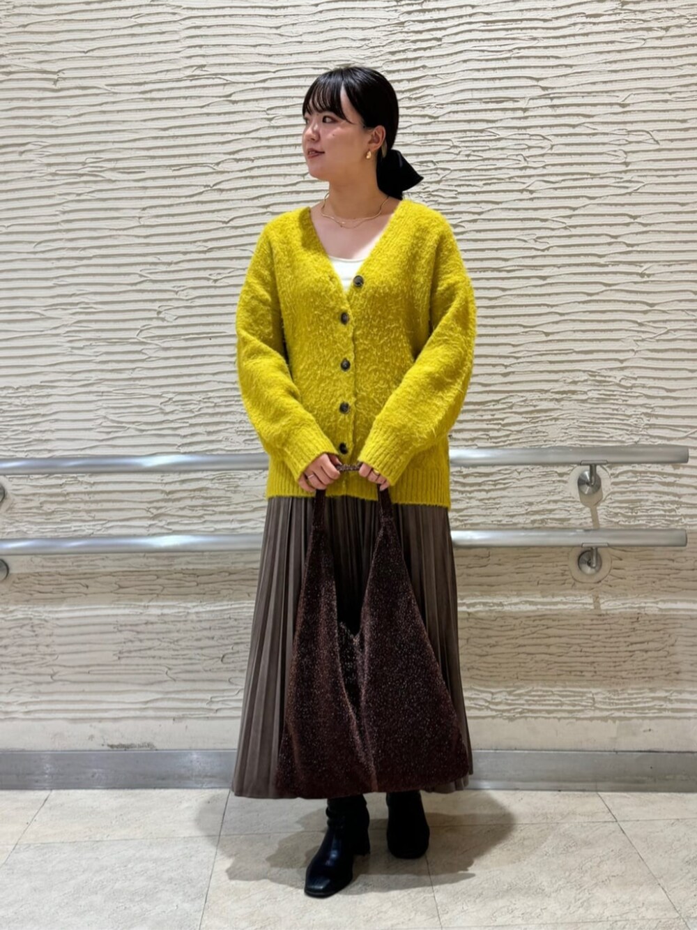 「ニットカーディガン、プリーツスカート、秋カラー、休日スタイル、大人かわいい」｜「ITS'DEMOの【ふわふわ／アウター代わりに／マシンウォッシャブル】起毛Vネックカーディガン（カーディガン/ボレロ、イエロー系）」を使った、ITS'DEMOスタッフさん（レディース・165cm）の秋コーディネートの2枚目の写真