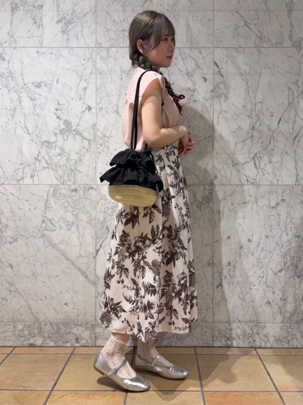 「夏コーデ、ピンクシャツ、お出かけコーデ、夏服、大人可愛い、大人かわいい、フェミニン、ピンクコーデ、ITS'DEMO」｜「ITS'DEMOの【清涼感／手洗い可】麻調前開きブラウス（シャツ/ブラウス、ピンク系）」を使った、ITS'DEMOスタッフさん（レディース・158cm）の夏コーディネートの3枚目の写真