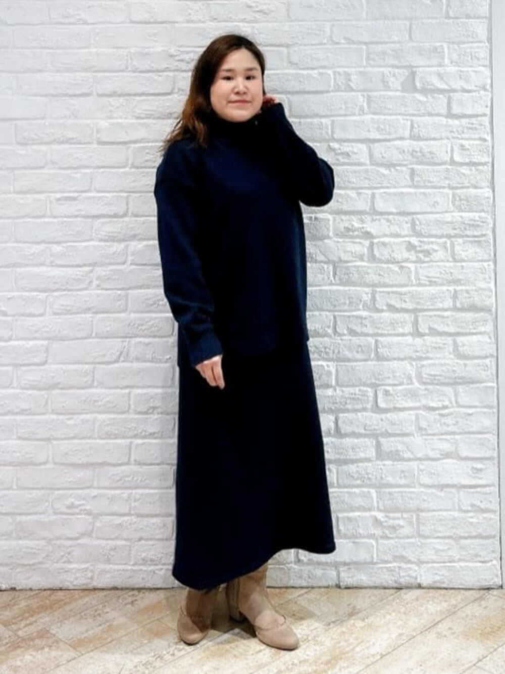 ベージュ系のブーツ、ブルー系のセットアップ、グレー系のその他アウターを着用したレディースの冬コーディネートの4枚目の写真