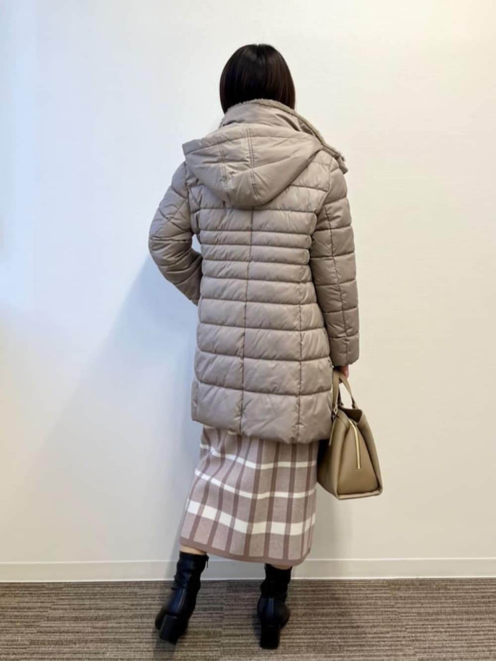 ベージュ系のセットアップ、ブラウン系のその他アウターを着用したレディースの冬コーディネートの3枚目の写真