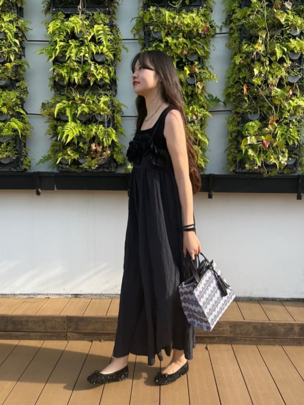 「夏ファッション、大人かわいい、オトナカジュアル、ワンピースコーデ、夏のワントーンコーデ、夏の黒ワンピ、夏のブラックコーデ、ブラックコーデ、フェミニン×カジュアル、ITS’DEMO」｜「ITS'DEMOの【手洗い可】ワッシャーサテンキャミワンピース（ワンピース、ブラック系）」を使った、ITS'DEMOスタッフさん（レディース・163cm）の春コーディネートの4枚目の写真