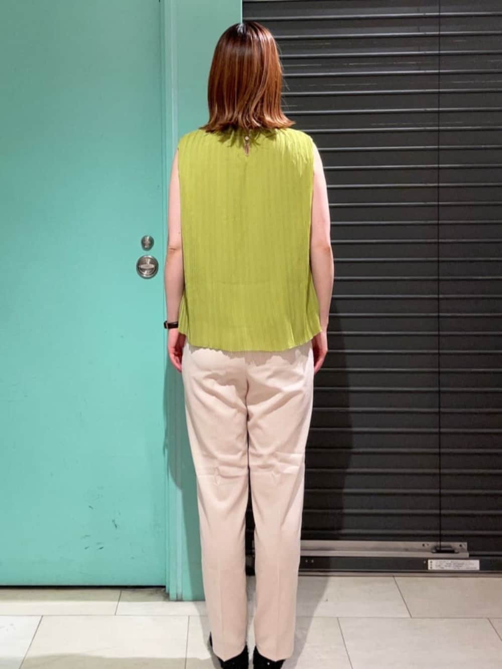 ブラック系のその他シューズ、イエロー系のシャツ/ブラウス、ベージュ系のその他パンツを着用したレディースの夏コーディネートの3枚目の写真