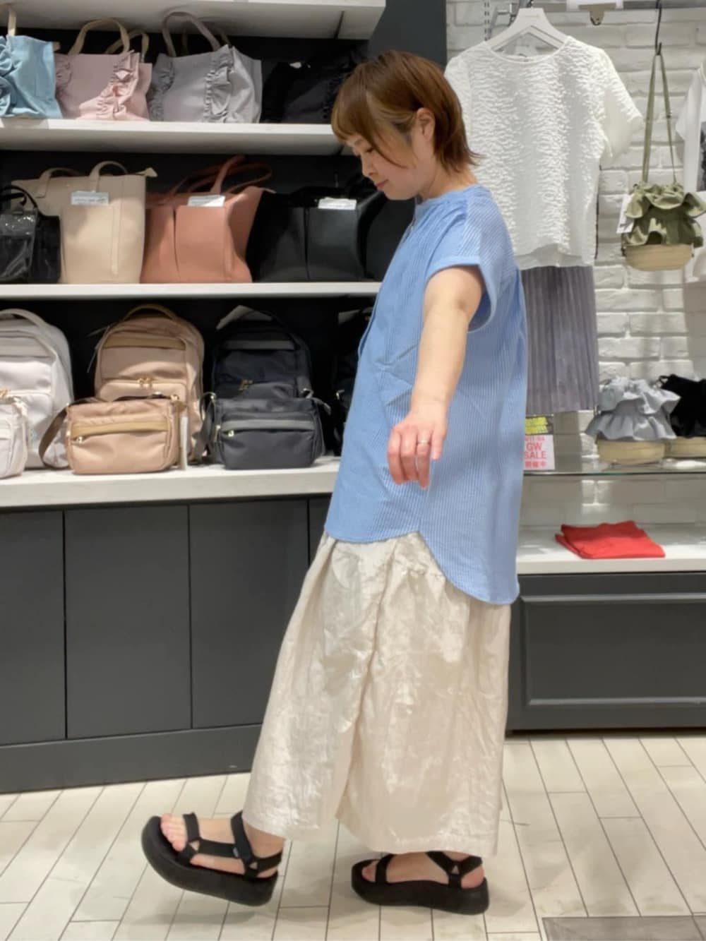 「夏コーデ、シャツスタイル、シャツコーデ、異素材ワンピース、サックスブルー×ホワイト、オトナカジュアル、大人カジュアル、150cm台コーデ、ITS'DEMO」｜「ITS'DEMOの【洗濯機OK／洗濯後しわになりにくい】カットサッカー前開きプルオーバー（シャツ/ブラウス、ブルー系）」を使った、ITS'DEMOスタッフさん（レディース・153cm）の夏コーディネートの4枚目の写真