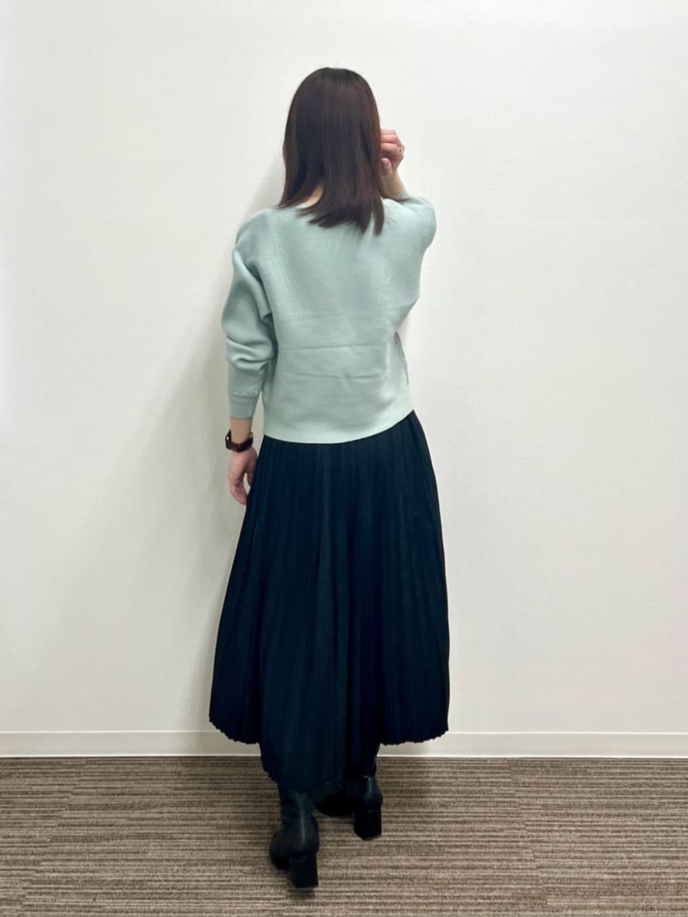グリーン系のニット/セーターを着用したレディースの冬コーディネートの3枚目の写真
