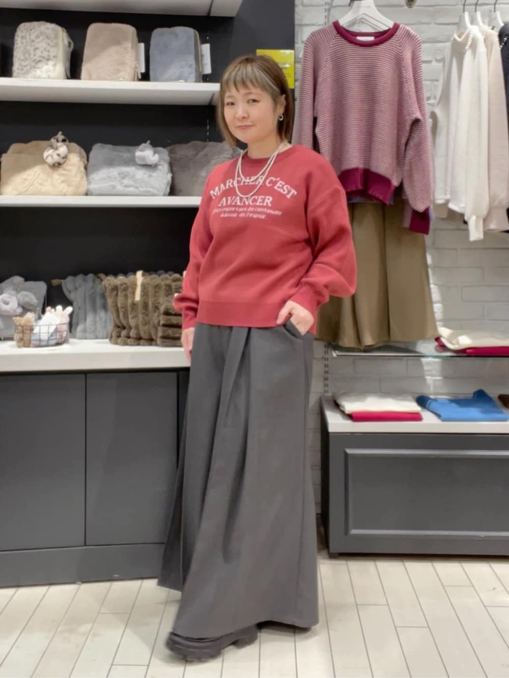 ピンク系のニット/セーター、グレー系のその他パンツを着用したレディースの秋コーディネートの2枚目の写真