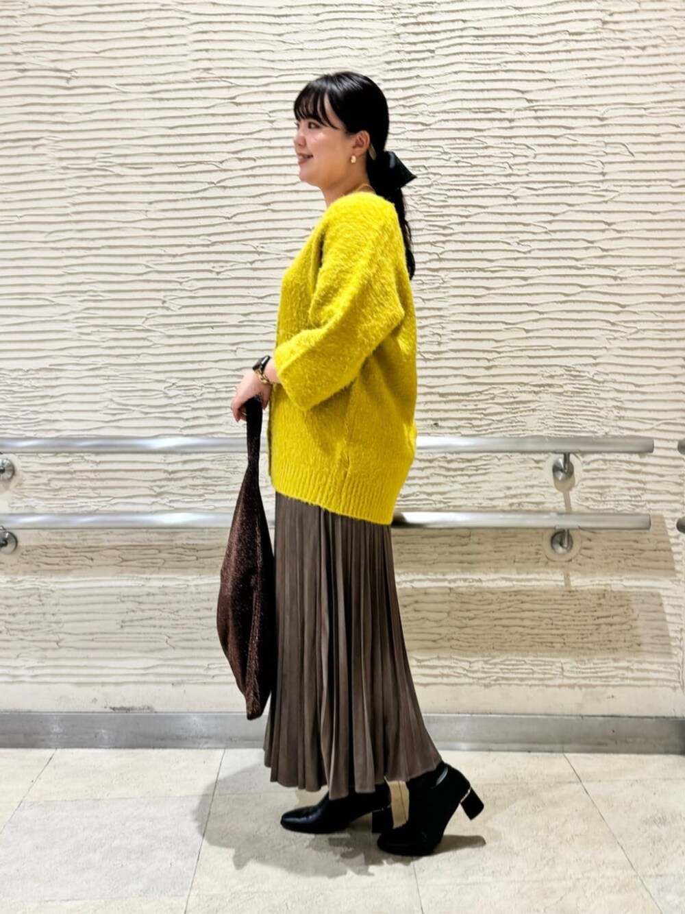 「ニットカーディガン、プリーツスカート、秋カラー、休日スタイル、大人かわいい」｜「ITS'DEMOの【ふわふわ／アウター代わりに／マシンウォッシャブル】起毛Vネックカーディガン（カーディガン/ボレロ、イエロー系）」を使った、ITS'DEMOスタッフさん（レディース・165cm）の秋コーディネートの3枚目の写真