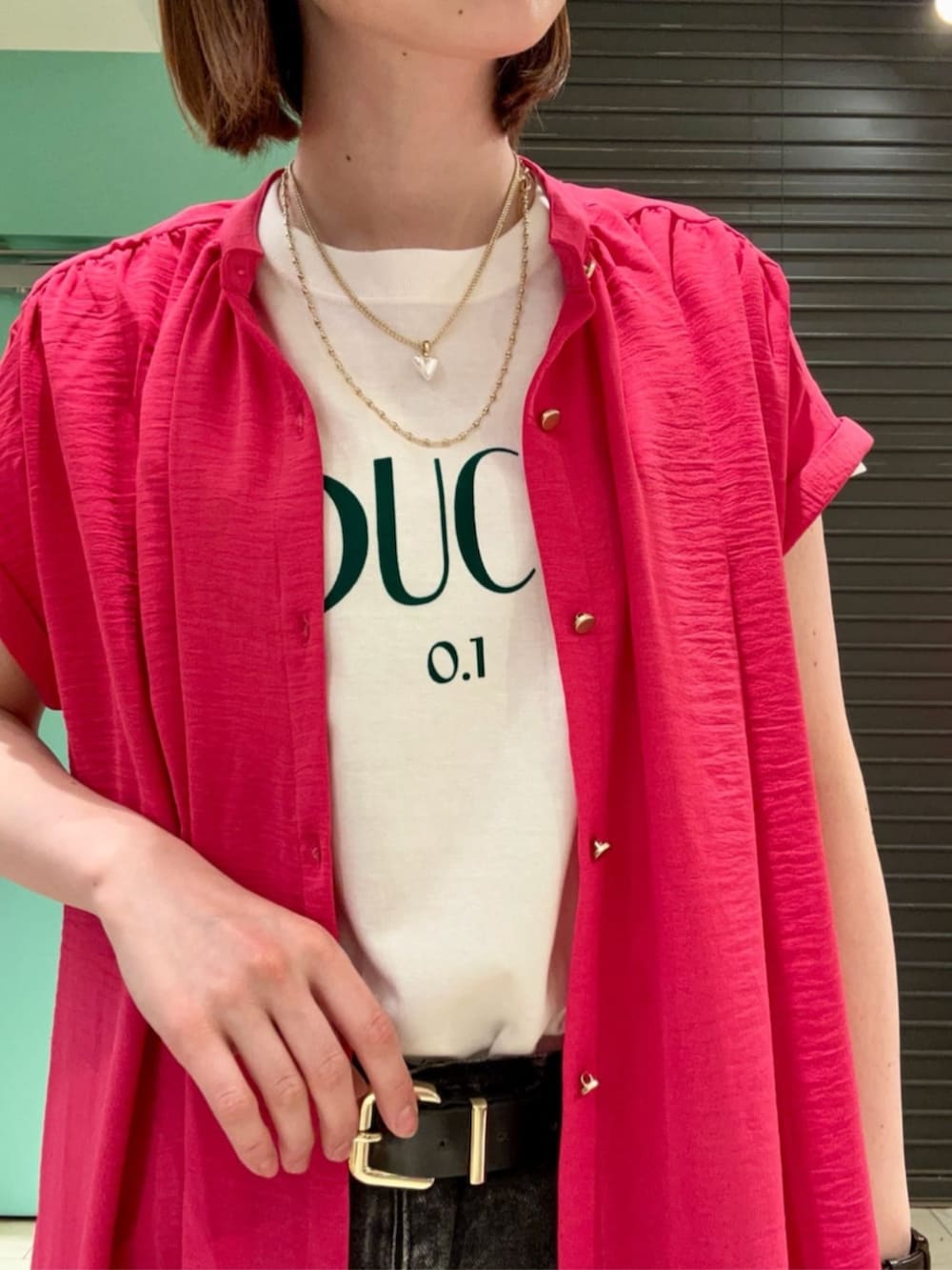 ピンク系のワンピースを着用したレディースの春コーディネートの4枚目の写真