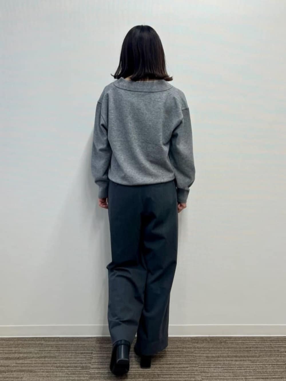 グレー系のニット/セーターを着用したレディースの冬コーディネートの3枚目の写真