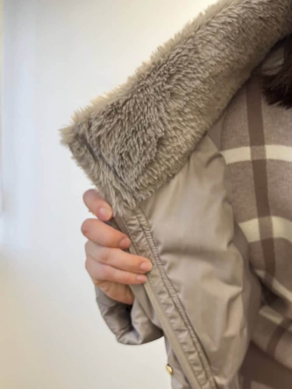 ベージュ系のセットアップ、ブラウン系のその他アウターを着用したレディースの冬コーディネートの4枚目の写真