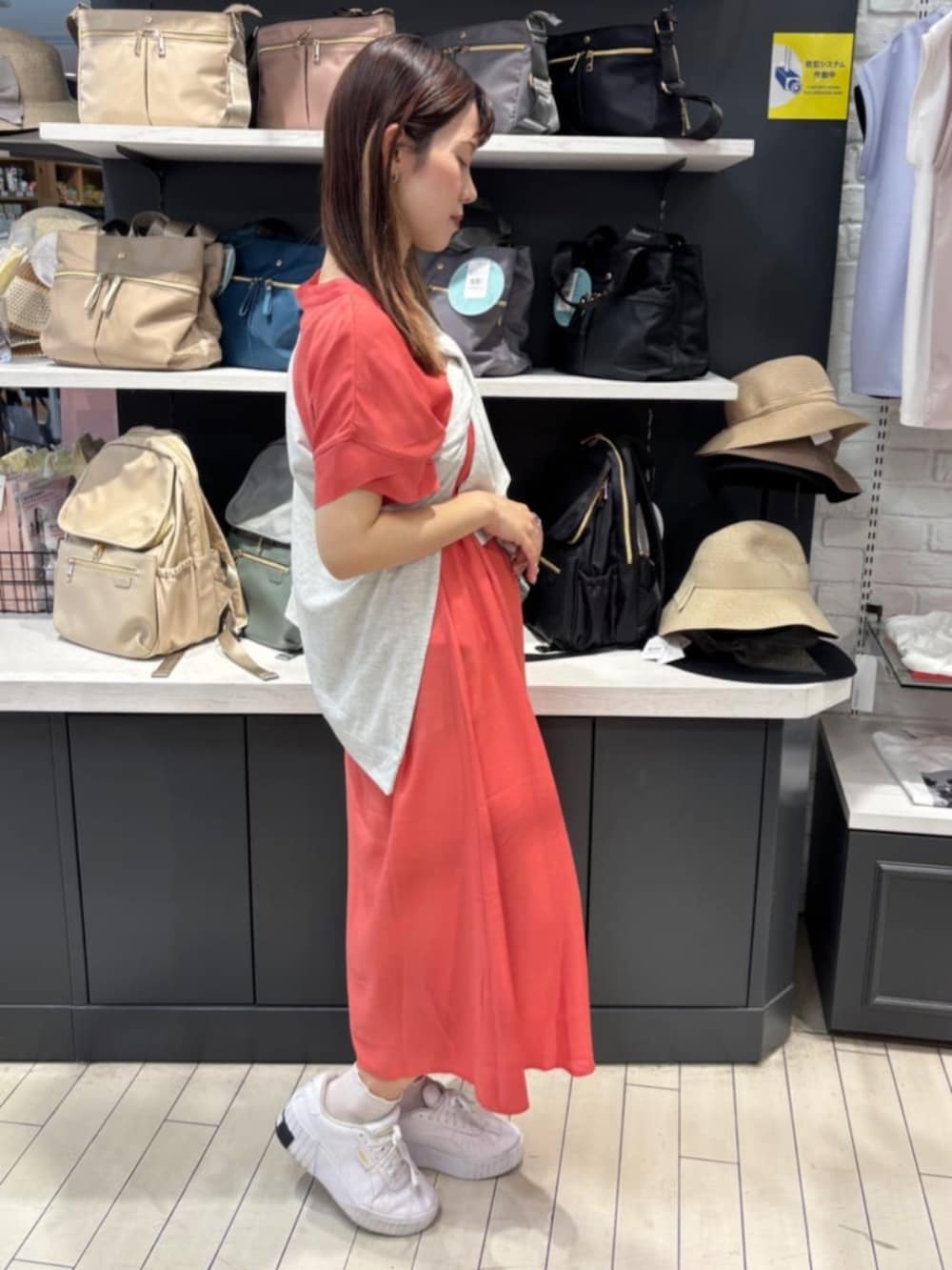 ピンク系のワンピース、グレー系のパーカーを着用したレディースの夏コーディネートの2枚目の写真