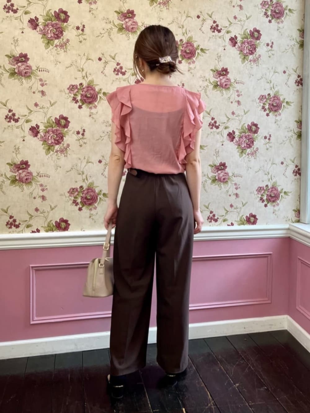 ピンク系のシャツ/ブラウス、ベージュ系のショルダーバッグを着用したレディースの秋コーディネートの3枚目の写真