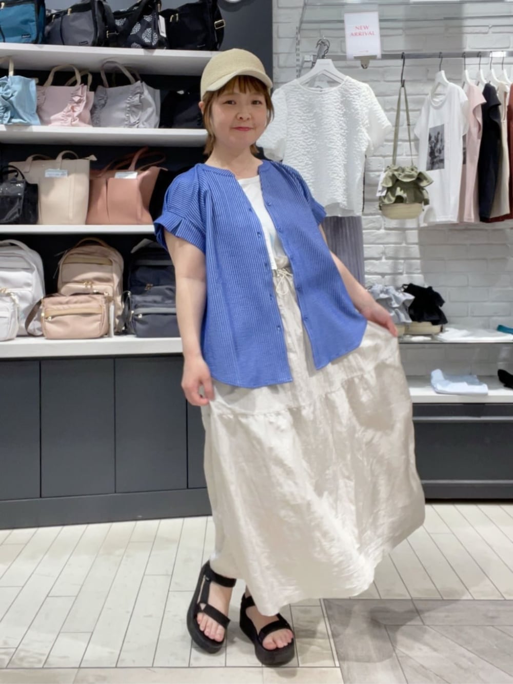 「夏コーデ、キャップ、大人カジュアル、オトナカジュアル、シャツコーデ、異素材ワンピース、ブルー x ホワイト、ブルーシャツ、150cm台コーデ、ITS'DEMO」｜「ITS'DEMOの【サイズ調整可】ペーパーサーモキャップ（キャップ、ベージュ系）」を使った、ITS'DEMOスタッフさん（レディース・153cm）の夏コーディネートの2枚目の写真