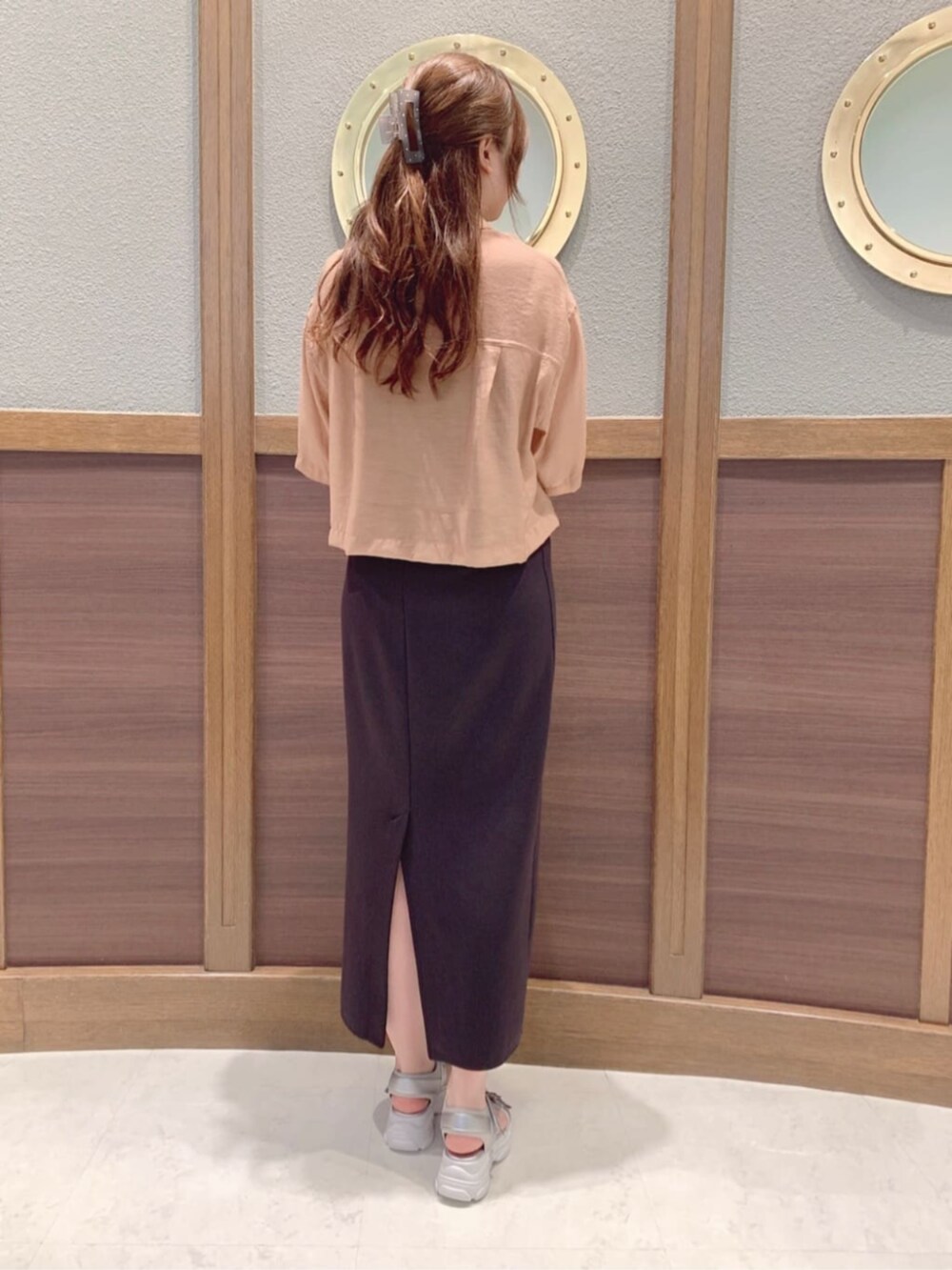 ベージュ系のハンドバッグ、イエロー系のシャツ/ブラウス、シルバー系のサンダルを着用したレディースの春コーディネートの3枚目の写真