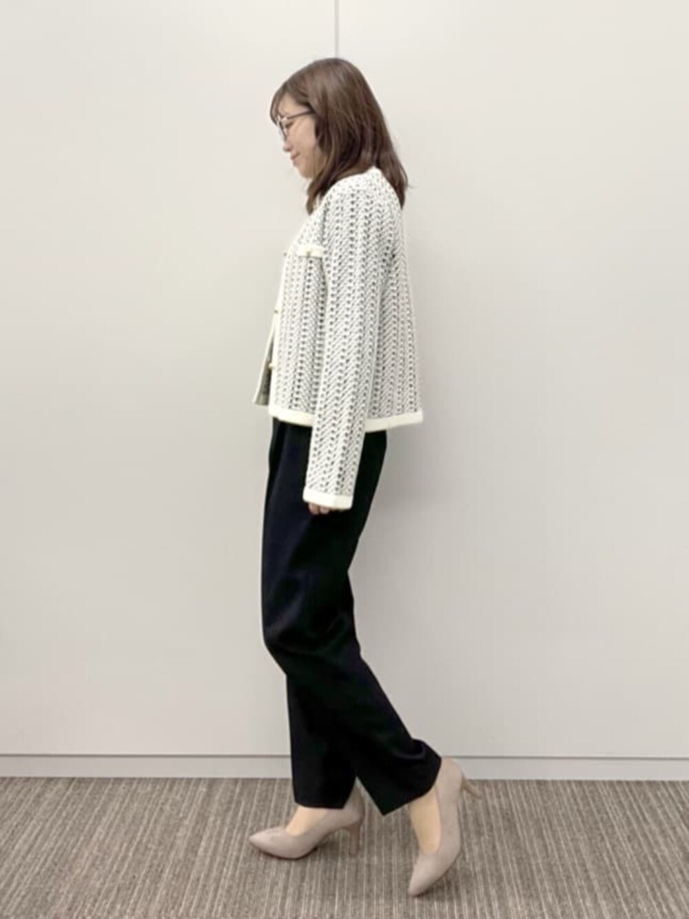ブラック系のその他パンツ、ホワイト系のシャツ/ブラウス、ホワイト系のノーカラージャケットを着用したレディースの冬コーディネートの2枚目の写真