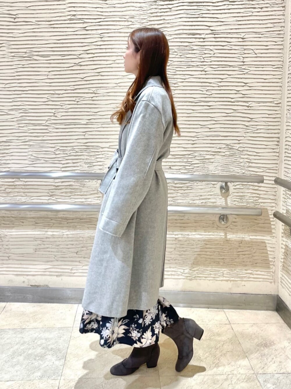 「ロングコート、ガウンコート、花柄スカート、冬コーデ、キレイめコーデ、大人かわいい」｜「ITS'DEMOの【手洗い可／後ろウエストゴム】シャンタン花柄スカート（スカート、ブルー系）」を使った、ITS'DEMOスタッフさん（レディース・158cm）の秋コーディネートの2枚目の写真