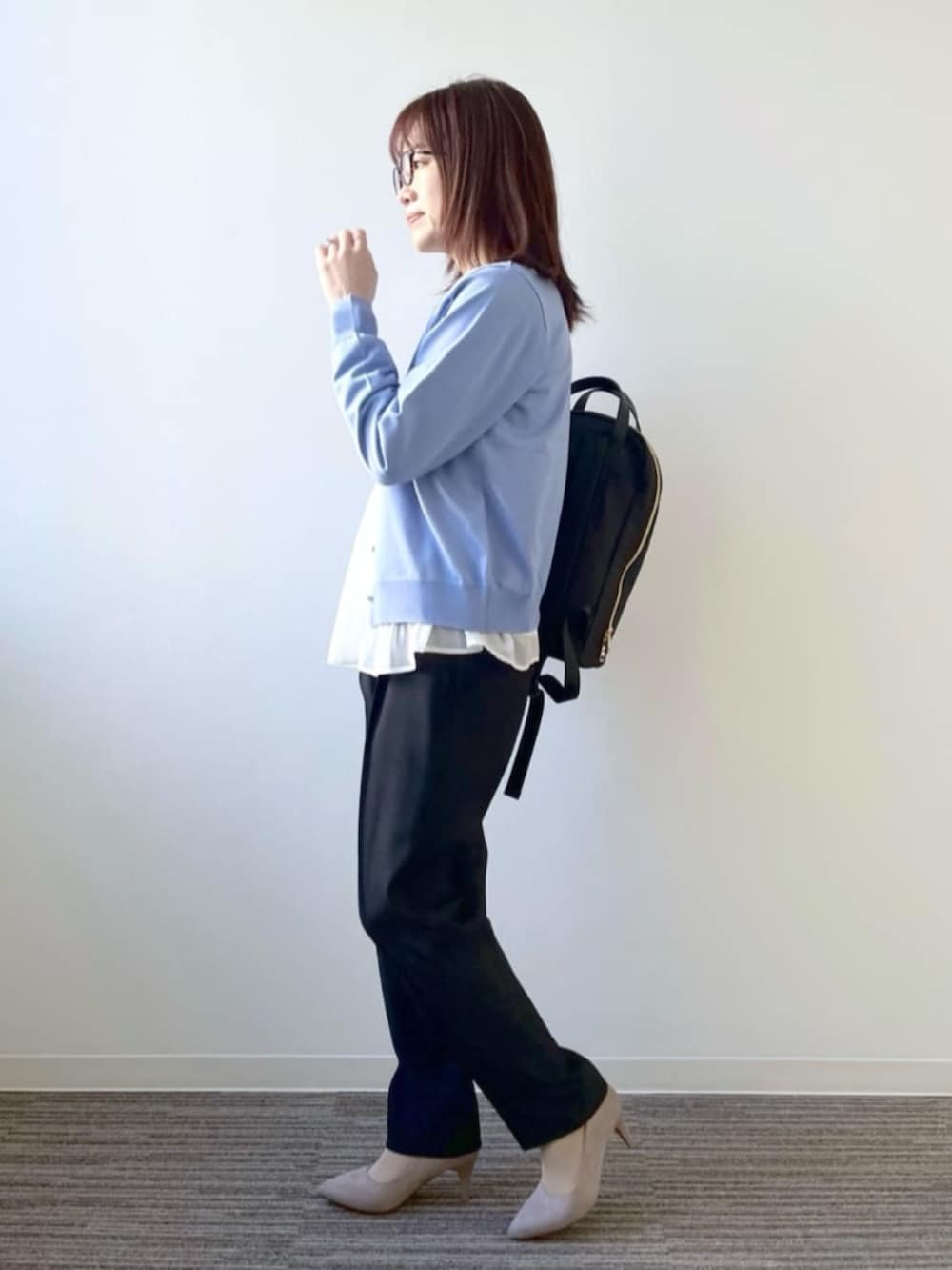 「オフィススタイル、お仕事コーデ、きれいめコーデ、キレイめ、パンツコーデ、カーディガン、ITSDEMO」｜「ITS'DEMOの【入卒／通勤／手洗い可／吸水速乾】ツイルテーパードパンツ（その他パンツ、ブラック系）」を使った、ITS'DEMOスタッフさん（レディース・156cm）の春コーディネートの4枚目の写真