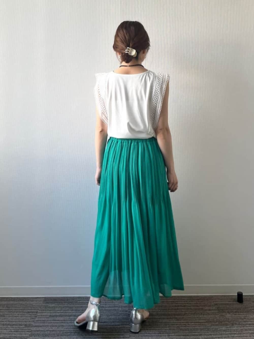 「ノースリーブ、夏ファッション、きれいめコーデ、プリーツスカート、涼しげコーデ、フェミニンコーデ、ITS'DEMO」｜「ITS'DEMOの【洗濯機OK】ショルダーレースプルオーバー（Tシャツ/カットソー、ホワイト系）」を使った、ITS'DEMOスタッフさん（レディース・156cm）の夏コーディネートの3枚目の写真