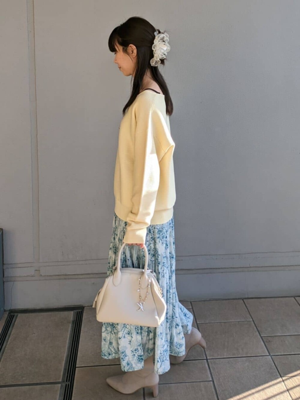 「春コーデ、春カラー、イエロー×グリーン、イエローニット、花柄スカート、フェミニンコーデ、ITSDEMO」｜「ITS'DEMOの【アンチピリング／マシンウォッシャブル】ガーター編みニット（ニット/セーター、イエロー系）」を使った、ITS'DEMOスタッフさん（レディース・152cm）の春コーディネートの3枚目の写真