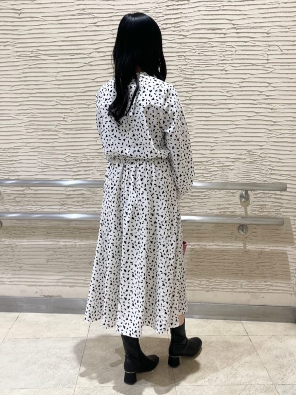 ホワイト系のシャツ/ブラウス、ホワイト系のスカート、ピンク系のハンドバッグを着用したレディースの冬コーディネートの3枚目の写真