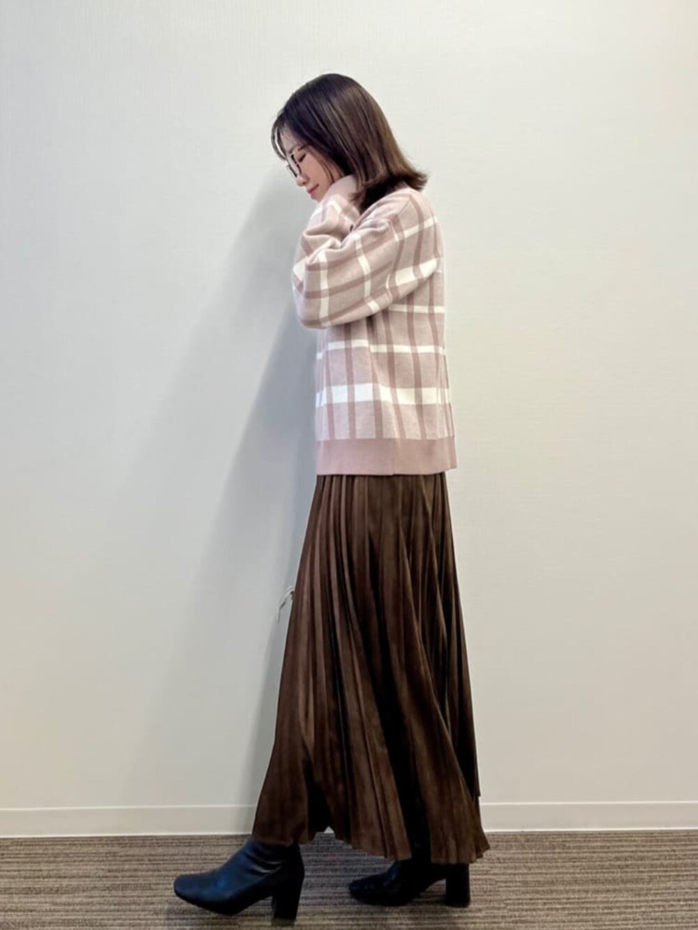 ベージュ系のセットアップ、ブラウン系のスカートを着用したレディースの冬コーディネートの3枚目の写真