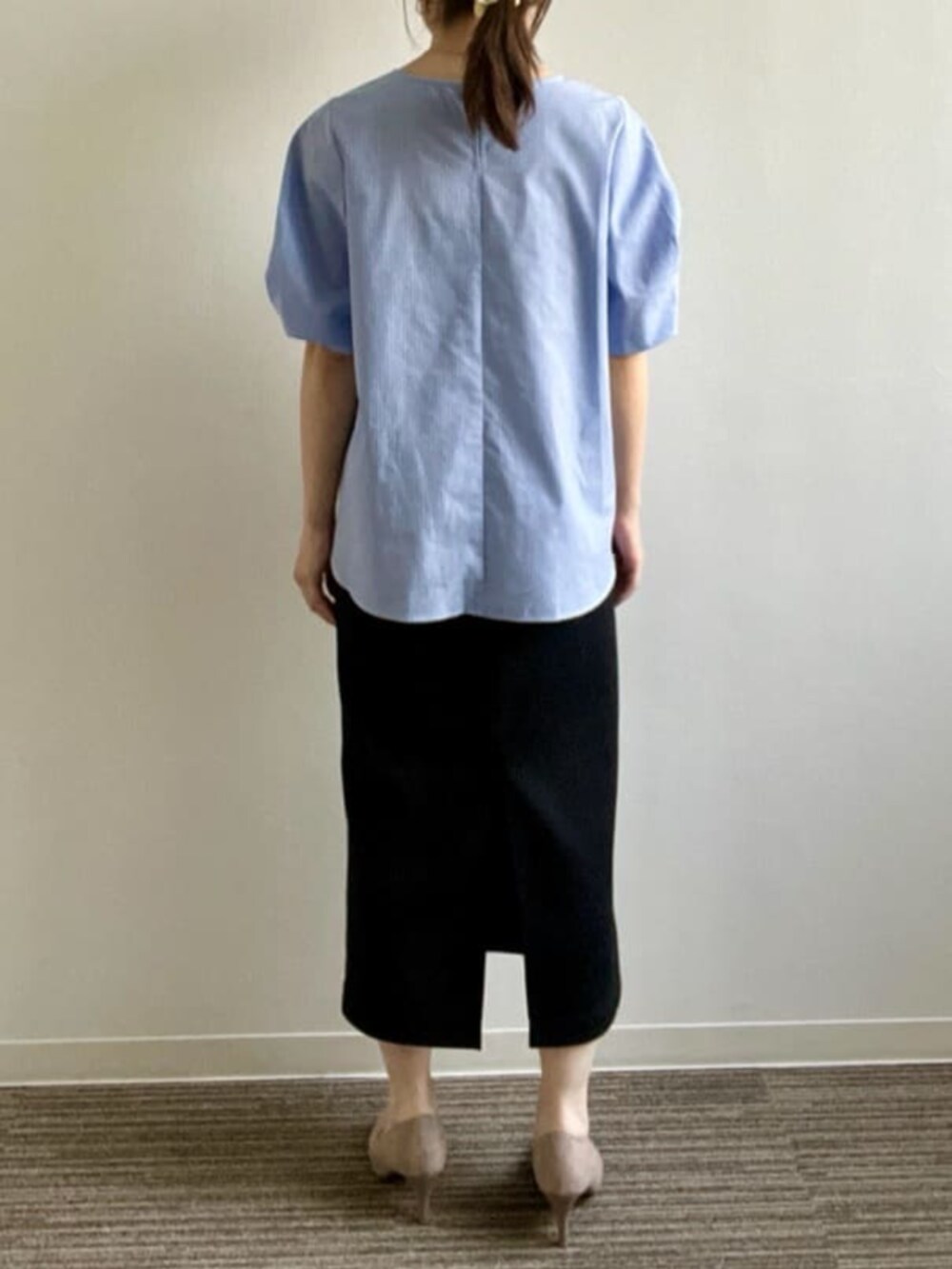 ブルー系のシャツ/ブラウスを着用したレディースの夏コーディネートの6枚目の写真