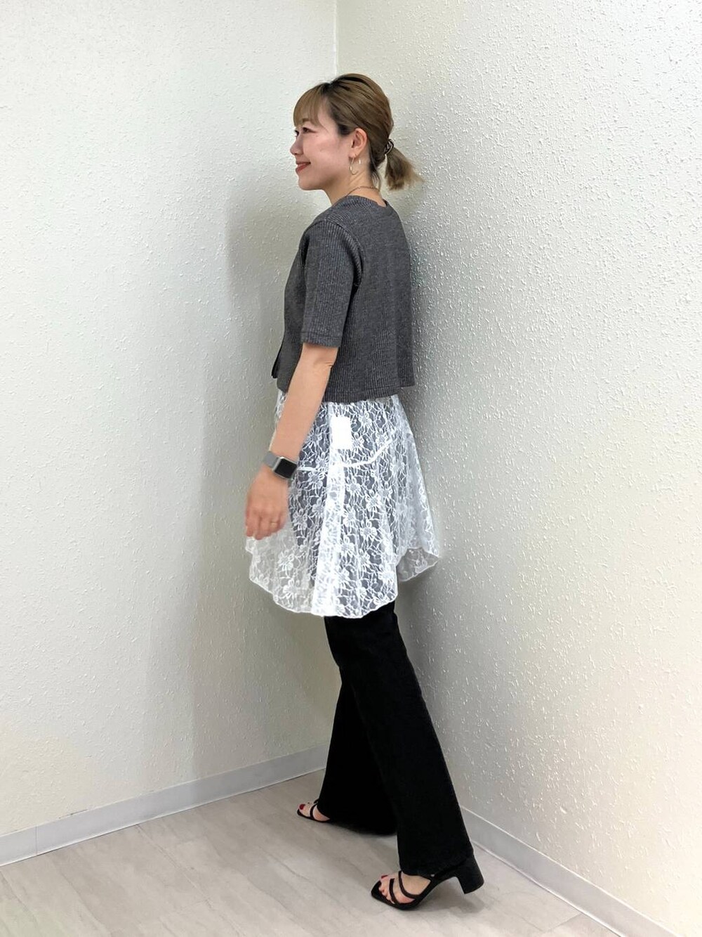 ブラック系のTシャツ/カットソー、ブラック系のサンダル、ブラック系のデニムパンツを着用したレディースの夏コーディネートの3枚目の写真