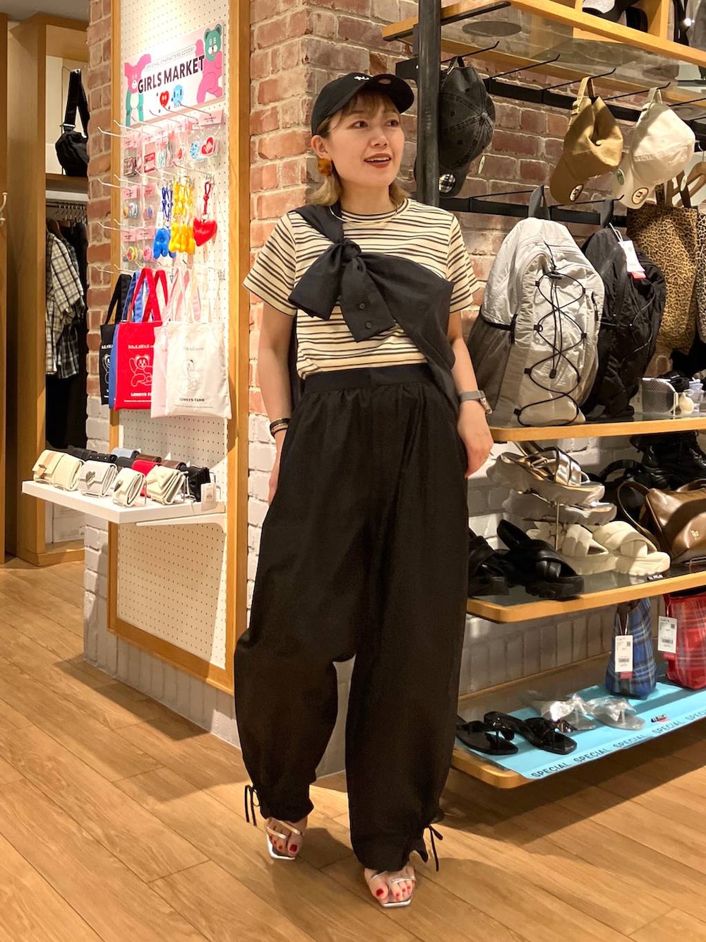 ホワイト系のTシャツ/カットソー、グレー系のシャツ/ブラウス、シルバー系のサンダルを着用したレディースの夏コーディネートの7枚目の写真