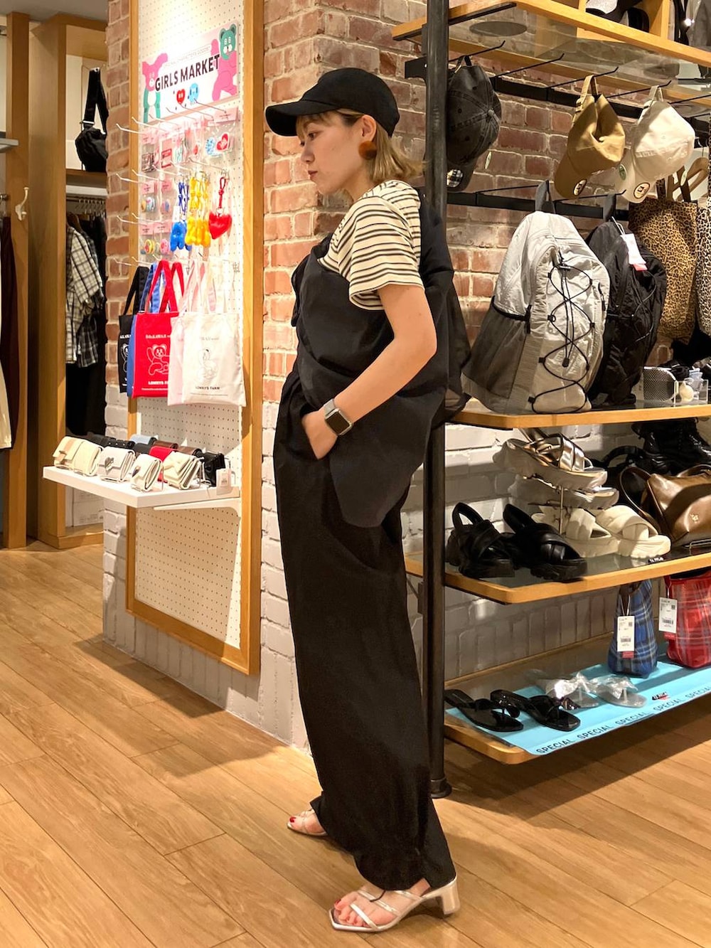 ホワイト系のTシャツ/カットソー、グレー系のシャツ/ブラウス、シルバー系のサンダルを着用したレディースの夏コーディネートの5枚目の写真