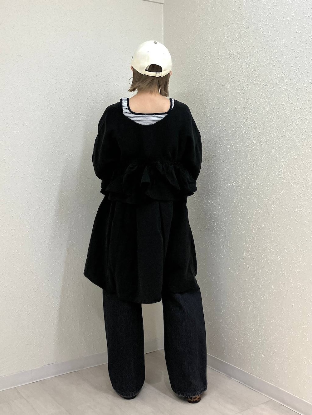 ブラック系のデニムパンツ、その他のパンプス、ブラック系のワンピースを着用したレディースの春コーディネートの3枚目の写真