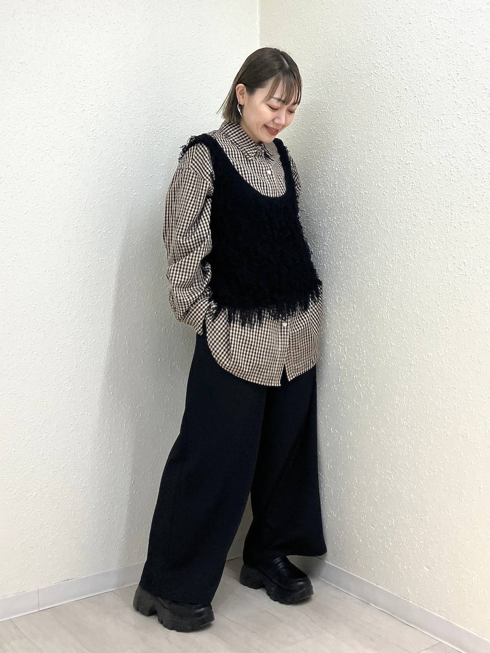 ブラック系のその他パンツ、ブラック系のローファー、ブラウン系のシャツ/ブラウスを着用したレディースの冬コーディネートの2枚目の写真