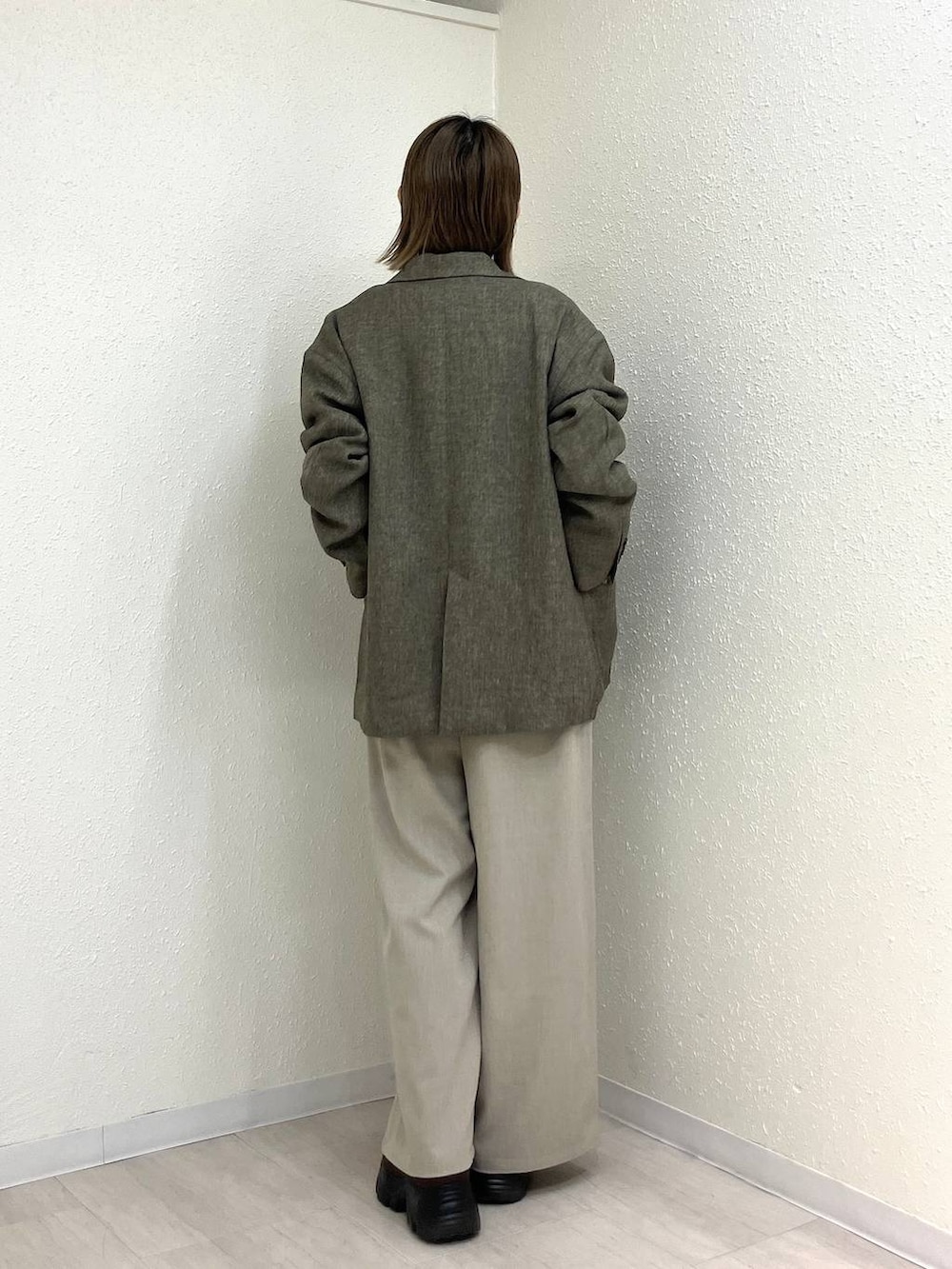 ベージュ系のその他パンツ、ブラウン系のテーラードジャケット、ブラウン系のローファーを着用したレディースの春コーディネートの5枚目の写真