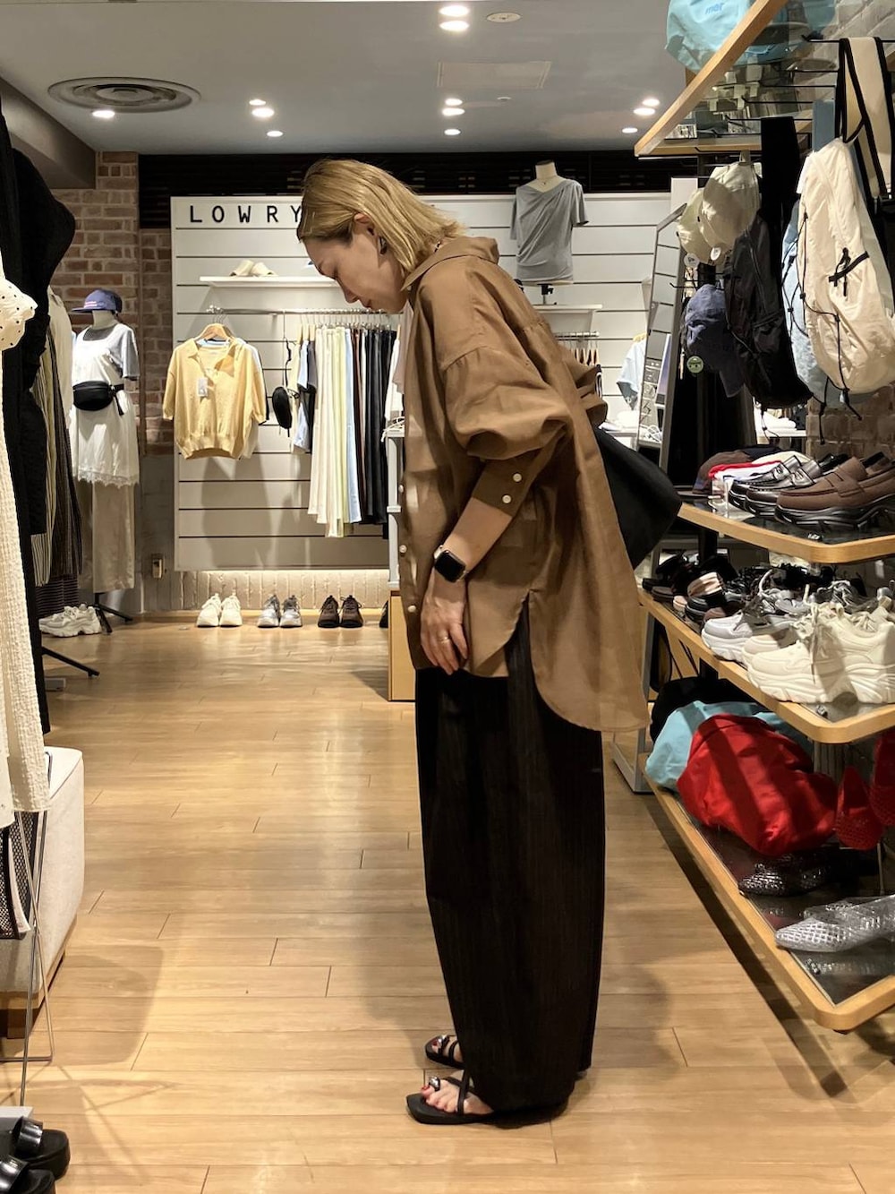 ホワイト系のTシャツ/カットソー、ブラウン系のその他パンツ、ブラウン系のシャツ/ブラウスを着用したレディースの夏コーディネートの5枚目の写真
