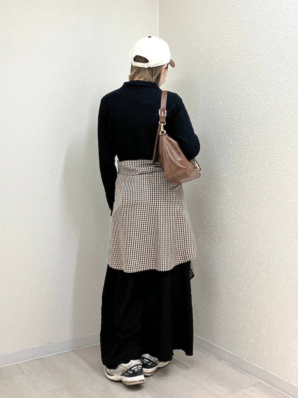 ブラウン系のショルダーバッグ、ブラウン系のシャツ/ブラウス、ブラック系のワンピースを着用したレディースの冬コーディネートの5枚目の写真