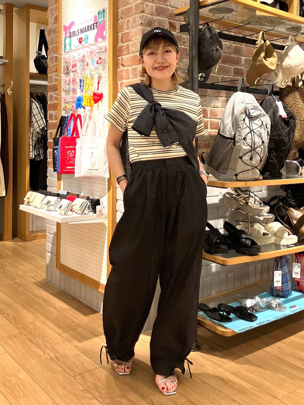 ホワイト系のTシャツ/カットソー、グレー系のシャツ/ブラウス、シルバー系のサンダルを着用したレディースの夏コーディネートの3枚目の写真