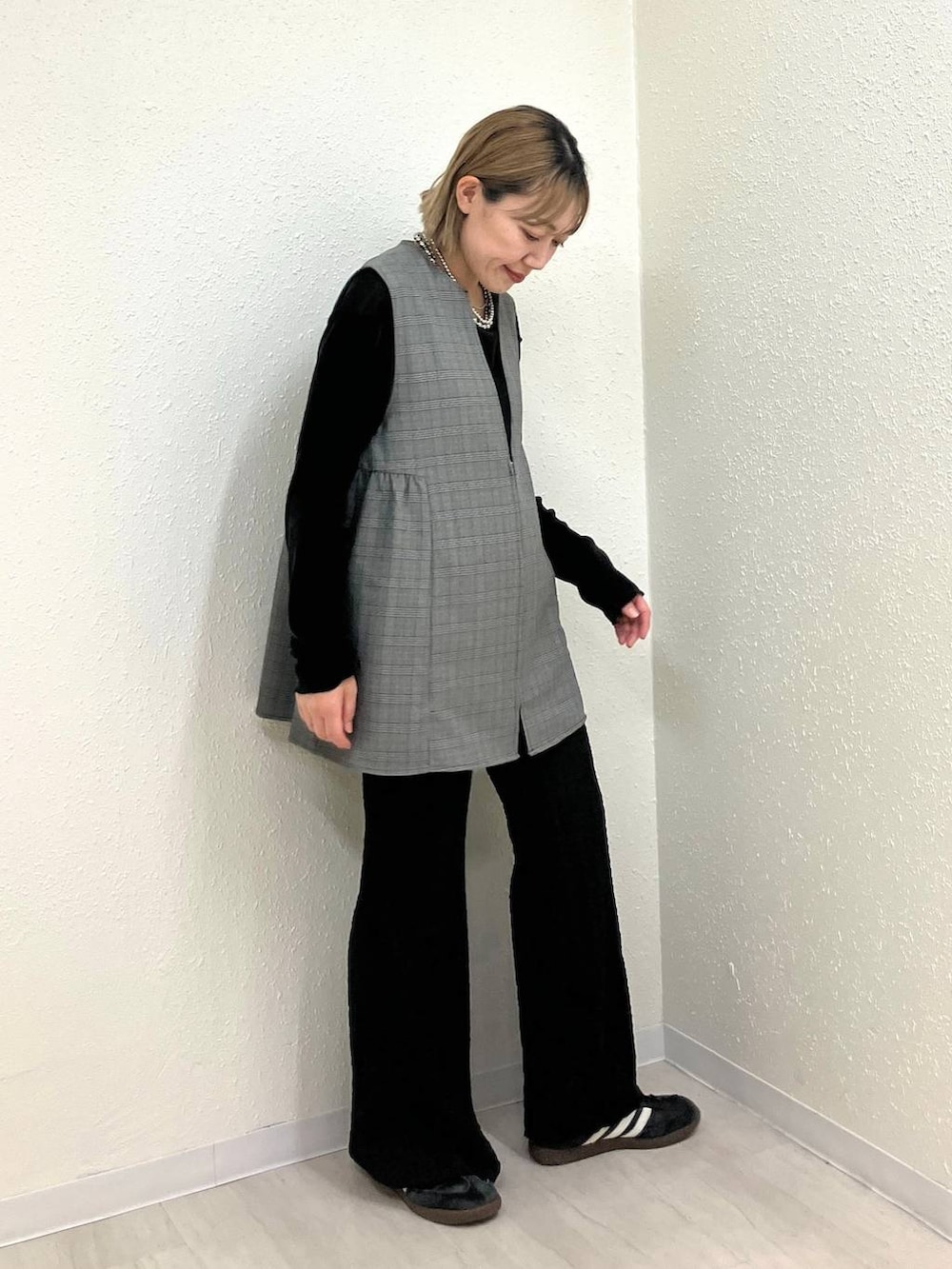 その他のベスト、その他のその他パンツ、ブラック系のTシャツ/カットソーを着用したレディースの秋コーディネートの4枚目の写真