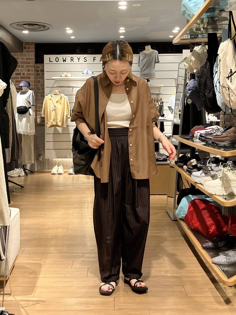 ホワイト系のTシャツ/カットソー、ブラウン系のその他パンツ、ブラウン系のシャツ/ブラウスを着用したレディースの夏コーディネートの7枚目の写真