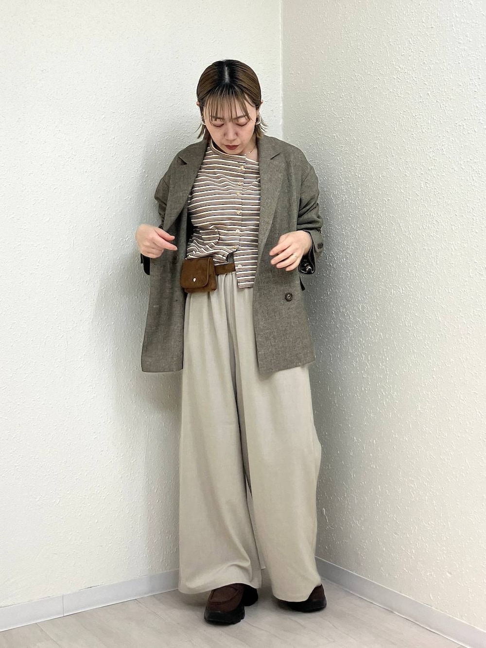 ベージュ系のその他パンツ、ブラウン系のテーラードジャケット、ブラウン系のローファーを着用したレディースの春コーディネートの7枚目の写真