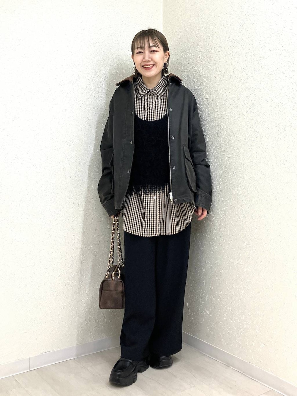 ブラック系のその他パンツ、ブラウン系のショルダーバッグ、ブラック系のローファーを着用したレディースの春コーディネートの5枚目の写真